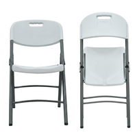 Chaise pliante commerciale avec poignée intégrée, assise moulée par soufflage, gris foncé, structure en acier, mobilier événementiel