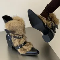 Nouvelles Bottes Western Punk pour Femme à Bout Pointu et Talon Carré, avec Boucle de Ceinture à Rivets et Détails en Fourrure, Collection Automne Hiver