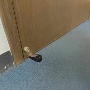 Tamaño Mini 130dB Mujeres Niñas Seguridad en <span class=keywords><strong>Hotel</strong></span> Casa Apartamento Ventana Puerta Sensor abierto Alarma Ventana Puerta Tope Alarma antirrobo - Product Image 5