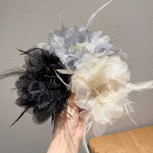 Pinza de pelo grande para mujer, pinza de garra grande, pinza de tiburón, nuevo accesorio para el cabello, adorno para el cabello, accesorio para el cabello con plumas. - Product Image 1