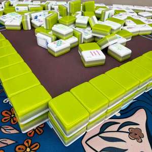 Juego de Fichas de Mahjong Americanas de Lujo en Acrílico Color Verde Manzana, Duraderas, Resistentes al Agua y Ecológicas, Regalo Entretenido - Product Image 2