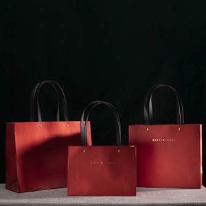 ถุงกระดาษสีแดงหรูหราแบบกำหนดเองพร้อมหูหิ้วหนัง โครงสร้างแข็งแรง ปั๊มโลโก้ด้วยความร้อน สำหรับบรรจุภัณฑ์ของขวัญและขายปลีก - Product Image 2