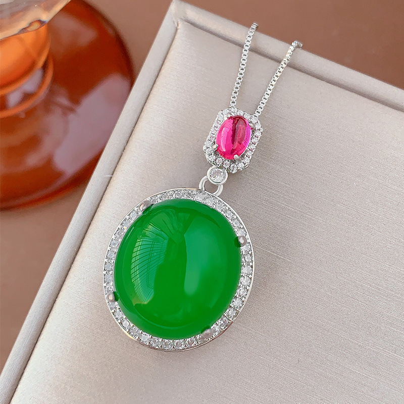 Pendentif calcédoine verte avec chaîne vénitienne