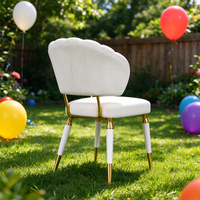 Chaise de salle à manger en acier inoxydable doré à dossier festonné en forme de coquille avec coussin blanc pour hôtels et événements de mariage – Vente en gros
