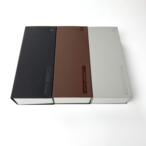 Étui à lunettes élégant en similicuir fait main avec logo personnalisé et design inspiré des livres pour lunettes et montures - Product Image 3