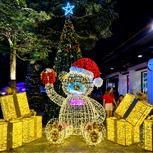 Grande sculpture lumineuse d'ours de Noël pour créer une présentation de personnage accrocheuse dans les espaces festifs extérieurs - Product Image 1