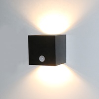 Appliques murales solaires LED blanches modernes européennes IP44 étanches en aluminium certifiées RoHS pour l'extérieur
