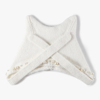 Bonnet tricoté doux et chaud pour femme avec oreillettes perlées et longue sangle tressée, couleur unie, idéal automne-hiver