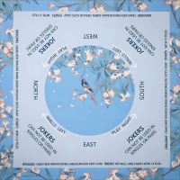 Fichas de Mahjong Americanas Blancas y Verdes en Capas con Tapete de Mahjong Estampado Floral Azul Claro de 800x800mm, Juego de Guía
