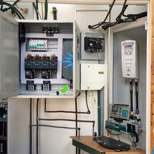 ACS880-01-246A-3ขับอุตสาหกรรม3ABD00035954-D โมดูลไดรฟ์ AC 132KW 3เฟส480V VFD ตัวควบคุมเฉพาะสำหรับควบคุมแบบเวกเตอร์ - Product Image 3