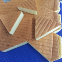 Machine à découper les gâteaux à ultrasons facile à utiliser pour les formes triangulaires, isocèles, diamant, circulaires et carrées