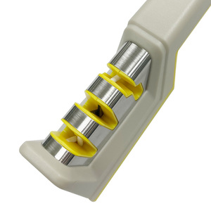Afilador de cuchillos manual de acero de tungsteno de tres secciones, herramienta de afilado manual de múltiples granos para uso doméstico - Product Image 3