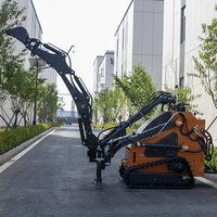 Chargeuse compacte hydraulique avec pelle rétrocaveuse et chenilles pour travaux de terrassement et de creusement