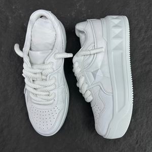 Zapatos casuales de lujo - estilo para parejas. Zapatos para caminar de diseño casual y moderno, de perfil bajo, de alta calidad y con suela gruesa. - Product Image 5