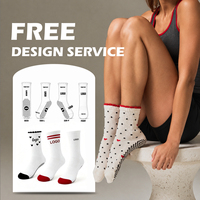 Chaussettes de yoga personnalisées blanches mi-mollet avec grip, bord côtelé rayé, points en silicone antidérapants, chaussettes d'entraînement de Pilates personnalisées