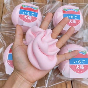 ของเล่นบีบสตรอว์เบอร์รีไดฟุกุ ฮาชิมิ เนื้อนุ่ม ยืดหยุ่น บีบแล้วคืนรูปช้า ของเล่นโมจิเนื้อนุ่ม ของเล่นบีบคลายเครียด ของเล่นจำลองขนมหวาน - Product Image 3