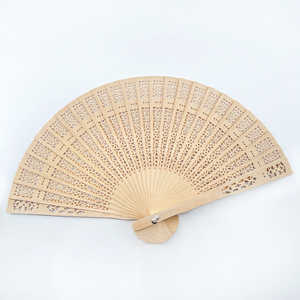Abanicos plegables tallados tradicionales chinos fragancia abanico de mano de madera Favor de fiesta de boda - Product Image 1