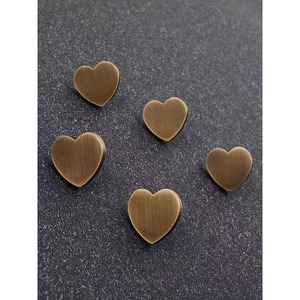 Massive Antike Messing-Herzgriffe und -Knöpfe für Kinderzimmer, Niedliche Küchenschrankknöpfe, Bronze-Möbelbeschläge - Product Image 5