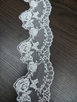 Bordure élégante en dentelle blanche tricotée 100% polyester 8,5 cm avec motif floral brodé en forme de rose, bordure festonnée, accessoires pour filles