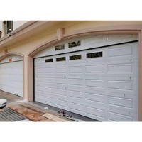 Porte de garage sectionnelle horizontale moderne, motorisée, à panneaux isolés, couleur personnalisée, pour villa contemporaine.