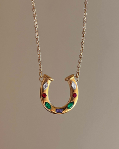 <span class=keywords><strong>Collana</strong></span> con Ciondolo a <span class=keywords><strong>Ferro</strong></span> <span class=keywords><strong>di</strong></span> <span class=keywords><strong>Cavallo</strong></span> in Acciaio Inossidabile Impermeabile Stile Influencer all'Ingrosso, Placcata Oro 18K PVD con Charm <span class=keywords><strong>di</strong></span> Zirconi Fini - Product Image 3