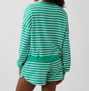 Ensemble deux pièces rayé pour femme : Sweat-shirt court à épaules tombantes et short à cordon de serrage à ourlet incurvé – Tenue décontractée et confortable - Product Image 3