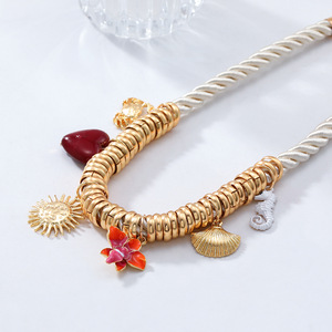 <span class=keywords><strong>Collier</strong></span> Multicouche de Mode Plage en Métal Doré Fait Main avec Pendentifs Crabe, Fleur, Coquillage et Hippocampe - Product Image 3