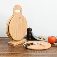 Premium bamboe fruitsnijset met geïntegreerde basisrek met ophanggat voor keukengerei, esthetisch serviesdecor.