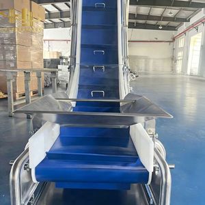 Convoyeur à bande de qualité alimentaire facile à nettoyer avec trémie d'alimentation et bande à crampons avec hauteur de crampons personnalisée pour ligne de traitement des snacks - Product Image 5
