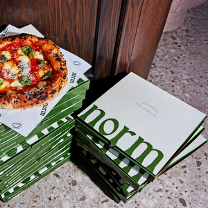 Caja de <span class=keywords><strong>Pizza</strong></span> Personalizada con MOQ Bajo, Libre de PFAS, con Revestimiento Biodegradable, Embalaje Rígido para Entrega, para Panaderías Independientes, Certificación FSC, DDP - Product Image 3