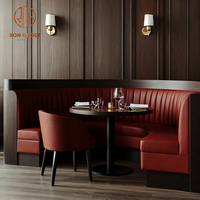 Ensemble de meubles de restaurant moderne : table ronde en bois, banquette demi-cercle en cuir rouge, table et chaises