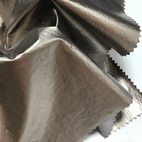 Tissu tissé froissé en nylon 100% pour femmes à la mode classique avec revêtement en polyuréthane de transfert imperméable à la sensation de peau brillante pour une utilisation dans un sac
