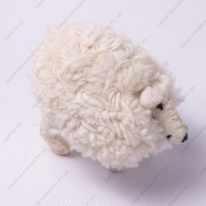 Figurine de mouton en feutre de laine mérinos tricotée à la main, adorable poupée animale, couleur personnalisable, jouet éducatif unisexe, décorations de Noël pour - Product Image 2