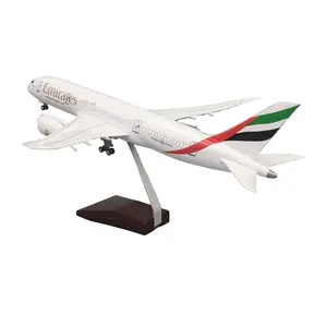 Geschenkset Skala 1:130 43 cm B787 Emirates Made in China Flugzeug-Modellflugzeug mit Rädern und LED-Licht