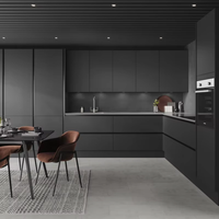 Meubles de cuisine de luxe italiens YALIG en bois foncé avec îlot en marbre noir et table à manger intégrée, mobilier de villa moderne sur mesure