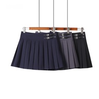 Jupe-short plissée taille haute style gothique preppy avec double boucle métallique, silhouette trapèze, streetwear Y2K pour femme