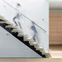 Escalier droit moderne sur mesure en bois massif avec marches et garde-corps en verre pour villa de luxe intérieure