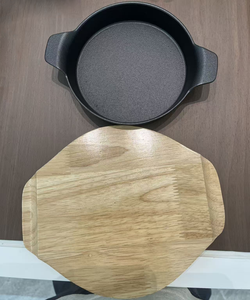 Poêle à steak de forme ronde pour restaurant Assiette grésillante en fonte avec socle en bois de chêne - Product Image 4