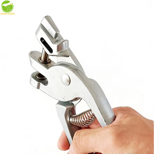 Veterinair instrument voor het markeren van oren van varkens en runderen, driehoekige pons, oorplakker, oorplakker tang, oorplakker voor varkens en runderen - Product Image 3