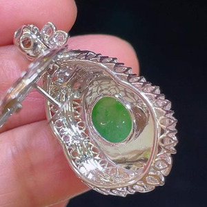 Colgante de Jadeíta Verde Imperial con Halo Floral de Diamantes en Oro Blanco de 18K, Collar de Lujo con Jade Birmano de Alta Transparencia - Product Image 4