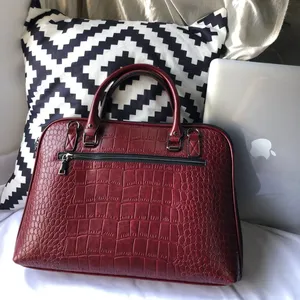 2025 femmes <span class=keywords><strong>professionnel</strong></span> affaires en cuir véritable <span class=keywords><strong>sac</strong></span> à bandoulière étanche solide 14 pouces ordinateurs portables mallette mode doux <span class=keywords><strong>sac</strong></span> à main - Product Image 3