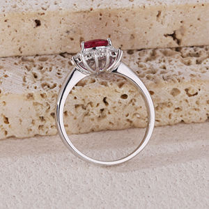 Anillo de Lujo Personalizado de Oro Sólido de 18K con Rubí de 1 Quilate en Corte Pera, Acabado Clásico en Rodio, Regalo Perfecto para Bodas, Aniversarios y Fiestas - Product Image 6