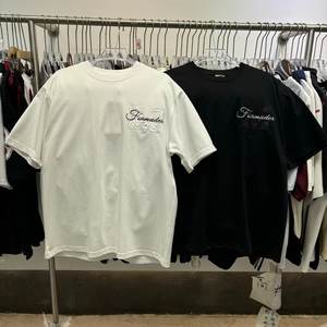 Camiseta de hombre estilo americano, negra, con relieve, de verano, con bordado jacquard y abalorios, vintage, casual, de peso pesado y corte holgado. - Product Image 1