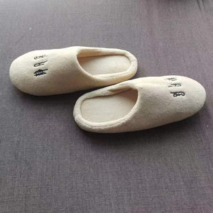 รองเท้าแตะโรงแรมปักลายสุดหรูพร้อมกระเป๋าใส่ในร่มสำหรับใส่ในสปา - Product Image 2