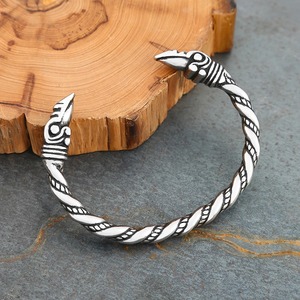Yunnique Brazalete Vikingo con Diseño de Cuervo para Hombre, Plata Tibetana, Diseño Trenzado, Abierto y Ajustable, Joyería de Moda, Regalo - Product Image 2