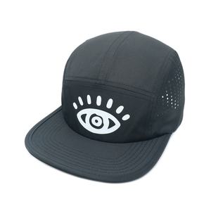 Casquette sportive 5 panneaux noire en tissu imperméable avec logo personnalisé en caoutchouc, style urbain, protection solaire extérieure, visière plate, toutes saisons - Product Image 2