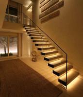 Escalier flottant en bois à plateaux cantilever pour économiser de l'espace