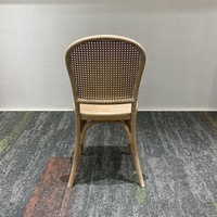Wetterfeste Rattan-Rückenlehne PP-Kunststoff-Stühle Elegante Natürliche Holzoptik Sitzgelegenheiten für Landhaus-Hochzeit Esszimmer