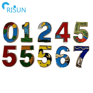 Insignia Digital de aniversario para fabricación al por mayor, recuerdo de letra dorada, Pin de solapa con número personalizado de mariposa, Pin esmaltado - Product Image 5