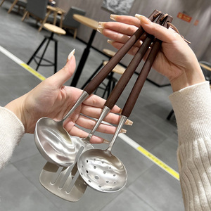 ชุดทัพพีตักซุปพร้อมที่กรองและตะหลิว ทำจากสแตนเลส 304 ด้ามไม้วอลนัท อุปกรณ์ครัว ช้อนตักหม้อไฟแบบหนา 3 ชิ้น - Product Image 4